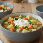Bunte stückige Gemüsesuppe mit Möhren, Kartoffeln und Erbsen im Topf