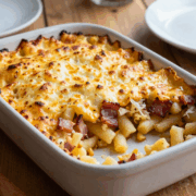 Schupfnudel-Auflauf mit Sauerkraut und Speck mit goldbrauner Käsekruste in der Auflaufform
